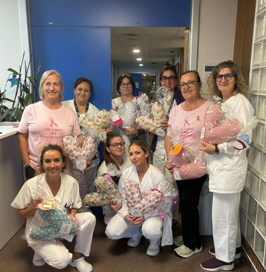 Entrega solidaria de Almohadas Del Corazón By ULEM Entrega solidaria de Almohadas del Corazón por la asociación Un Lazo en Movimiento en el Hospital Comarcal de Inca.